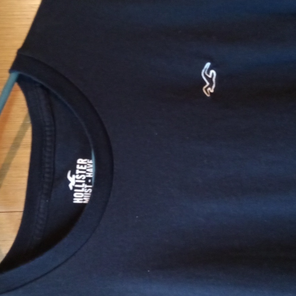 Hollister Men's Black T-Shirt - Picture 2 of 4
